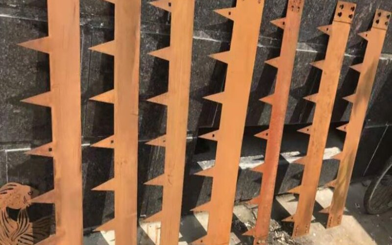 Weather-resistant steel garden edging