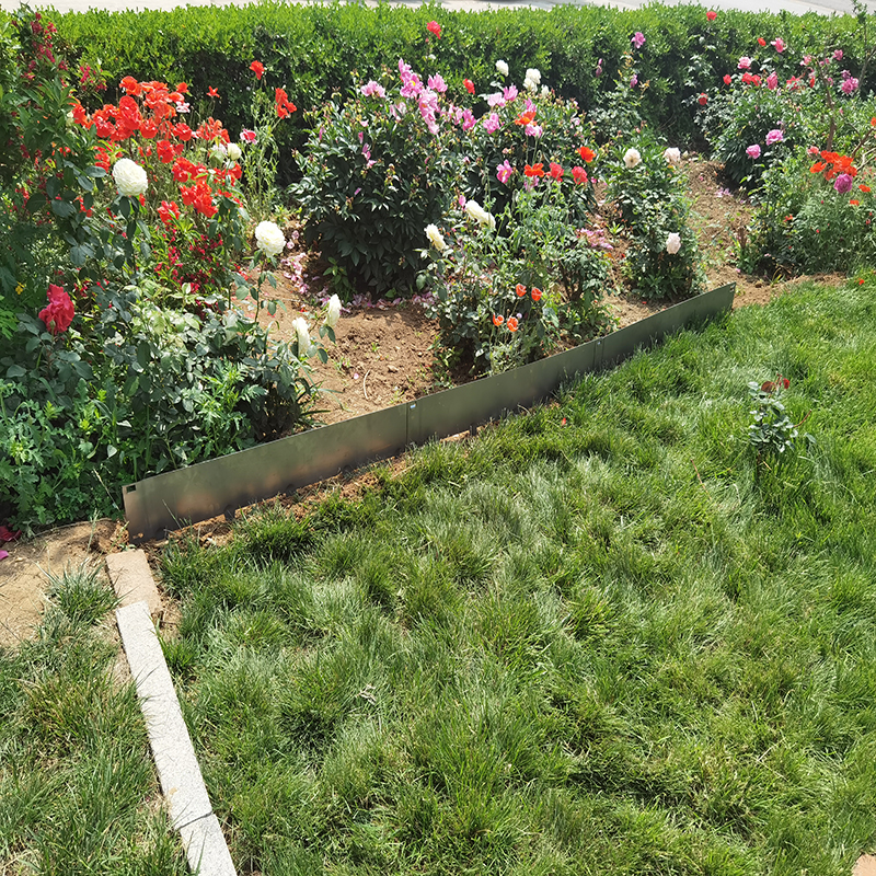 Pre-weathered steel edging
